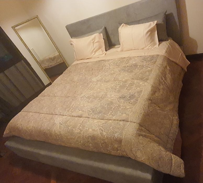 Cama King Size estofadada em tecido lavável cinza claro