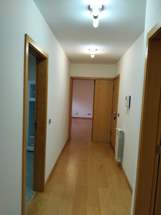 Aluga-se Moderno  Apartamento T1 com garagem, no centro de Aveiro.