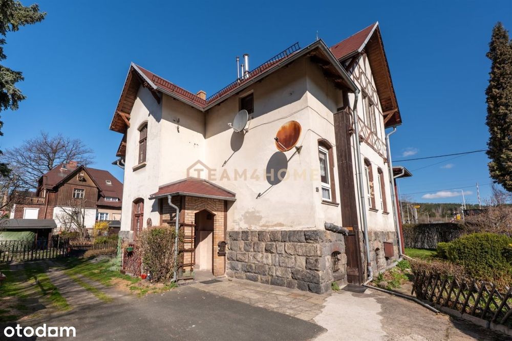 Magiczna połówka domu z ogrodem i werandą
