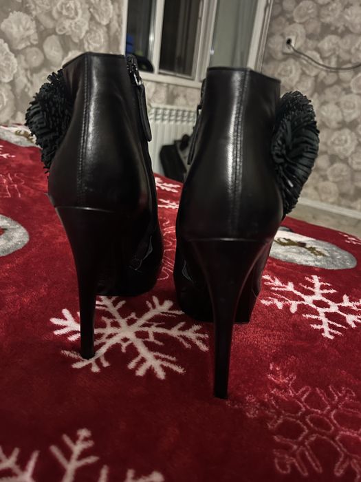 Продам новые фирменные ботинки