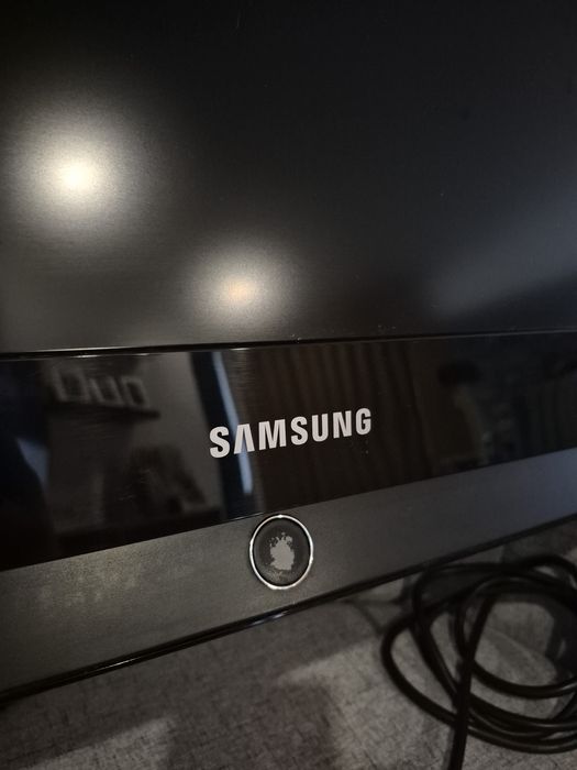 Televisão Samsung, incluído o suporte de parede