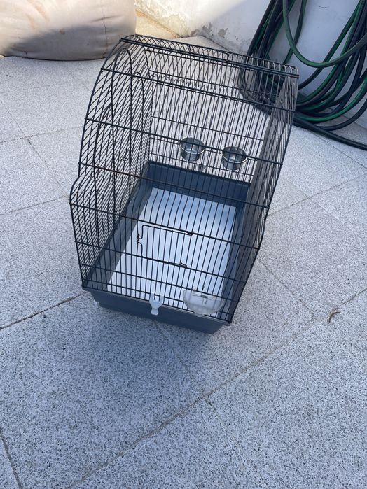 Gaiola espaçosa para aves de pequeno e médio porte