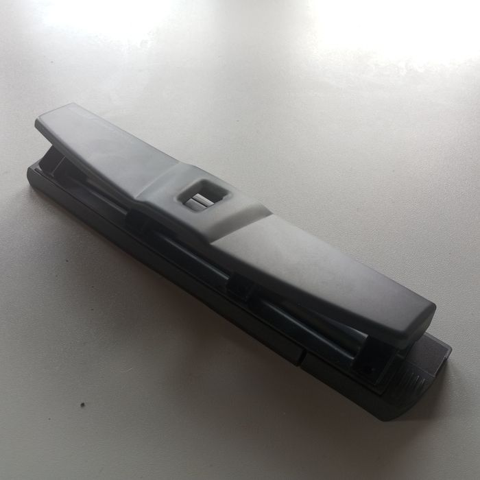 Vendo furador de 4 furos para folhas  papel