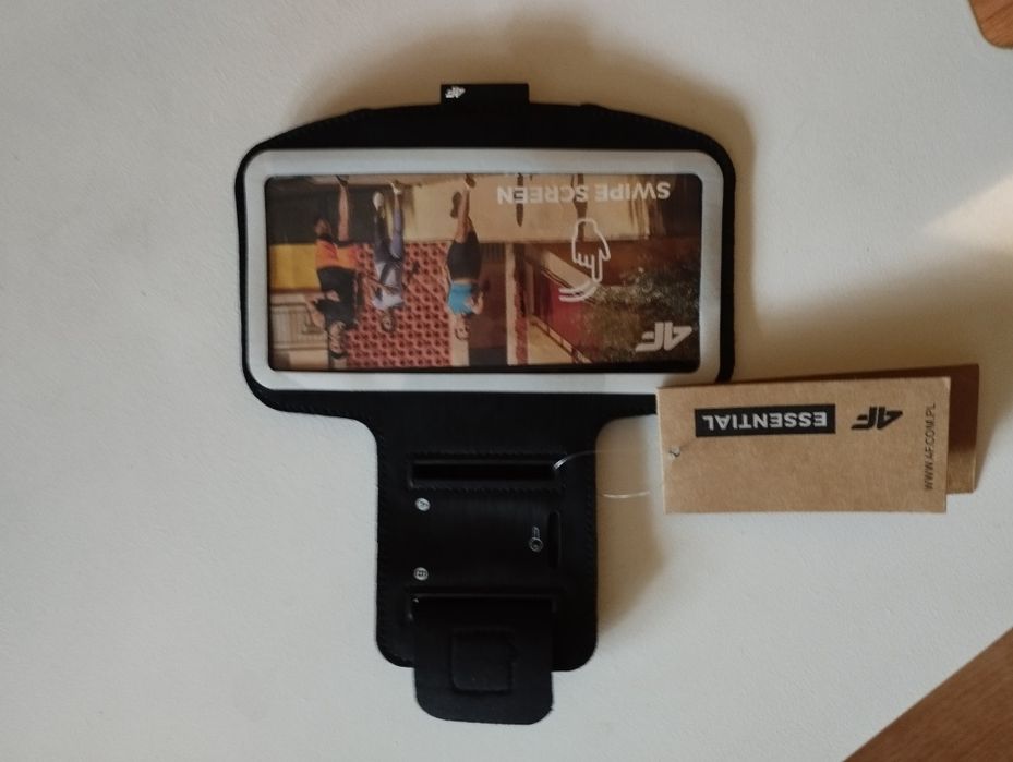 Sprzedam etui na telefon nakładane na ramię.