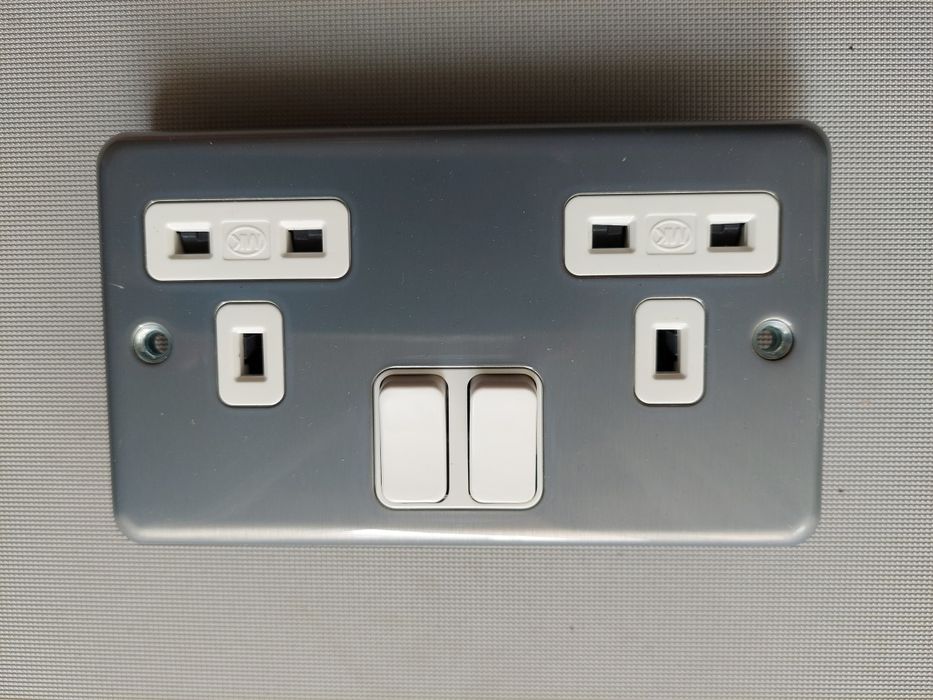 Gniazdo elektryczne podwójne angielskie. 
13A 250V
Cena za 1 szt. 
Now