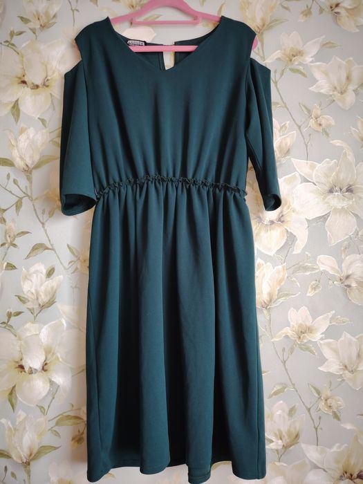 Платье зеленое с открытыми плечами осень зима Karree XL