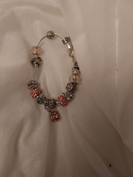 Bransoletka z charmsami w kolorze różowym