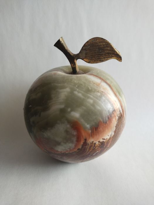 статуетка яблоко