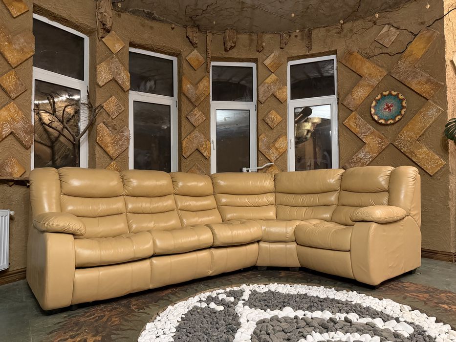 Шкіряний кутовий  диван-ліжко.Преміум клас.Стан ідеальний