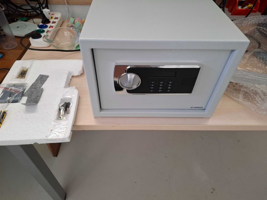Sejf z zamkiem elektronicznym Toolex 35x25x25