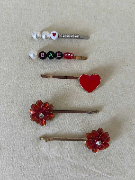Ganchos de cabelo com pérolas, coração e flores – 5 unidades
