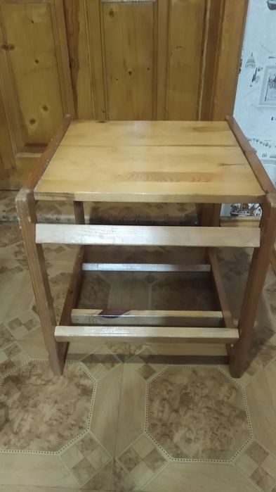 Продам дитяче крісло зі столиком, з дерева