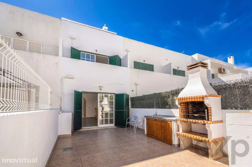 Moradia T2+1 com quintal e terraços com vista mar em Olhão, junto à Ri