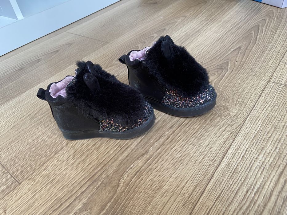 Buciki 22 swiecaca podeszwa brokat i uszy krolika czarne