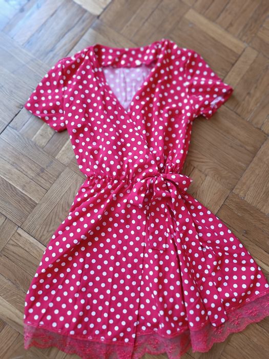 Жіноча сукня в горох на запах