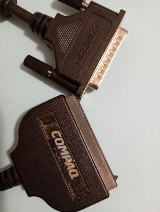 Cabo para ligação do computador COMPAQ à impressora.