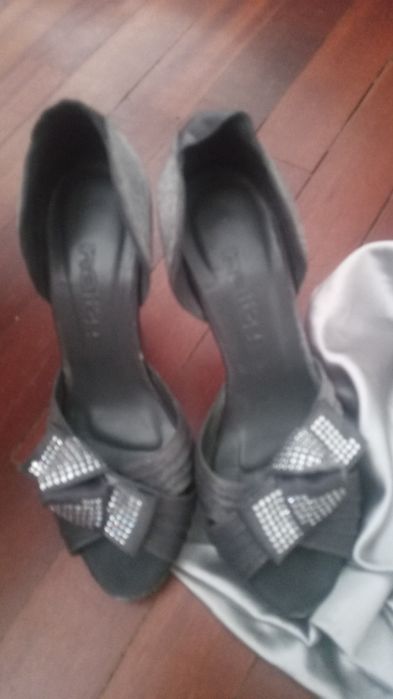 Vendo vestido e sandálias