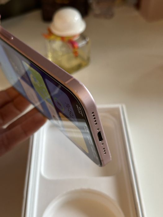 Iphone 15 różowy 89 % baterii