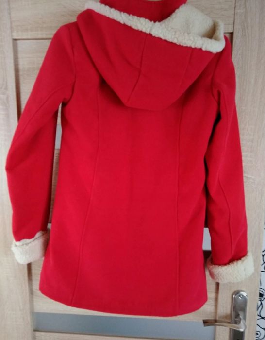 Nowy czerwony płaszcz zimowy
