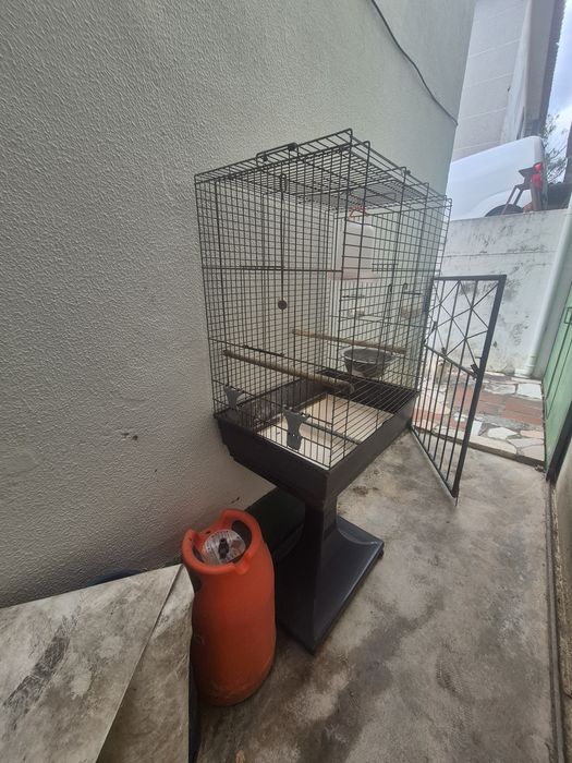 Gaiola com pé e rodas