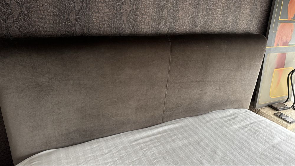 Cama casal veludo,SEM ESTRADO E COLCHAO,195x160,com mesa cabeceira e candeeiro