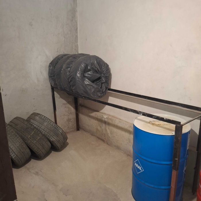 Продам гараж біля унвверсаму три поверхи