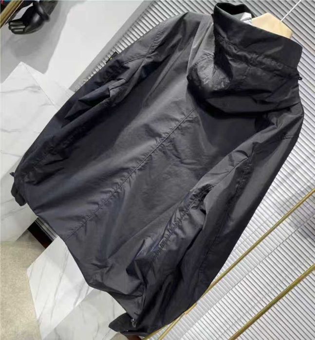 Klasyczna czarna kurtka z kapturem Marki Stone Island