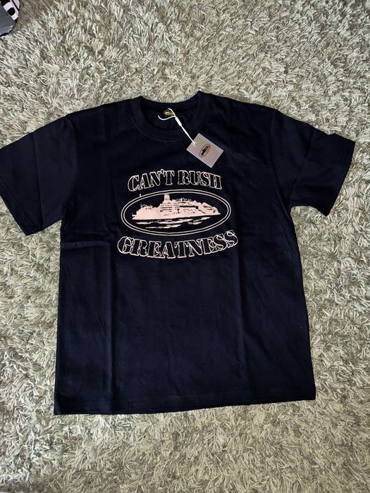 Camiseta preta com estampa "Can't Rush Greatness"