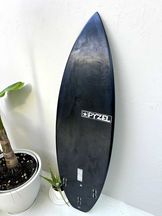 Prancha surf Pyzel Shadow 5'8 24,9L Preta - como nova