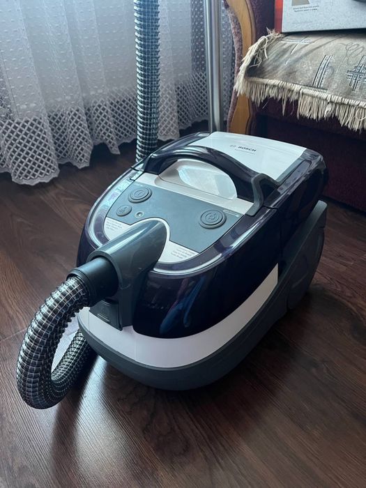Продам миючий пилесос bosch bwd41740