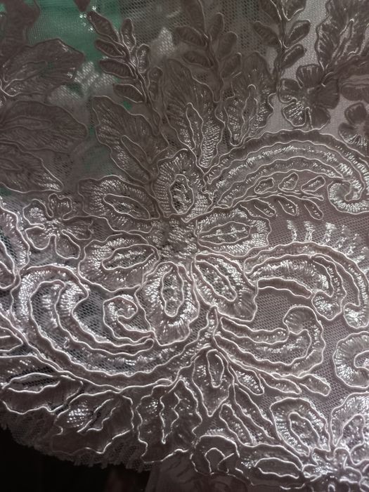 Платье с вышивками на девочку розовое ,рост128