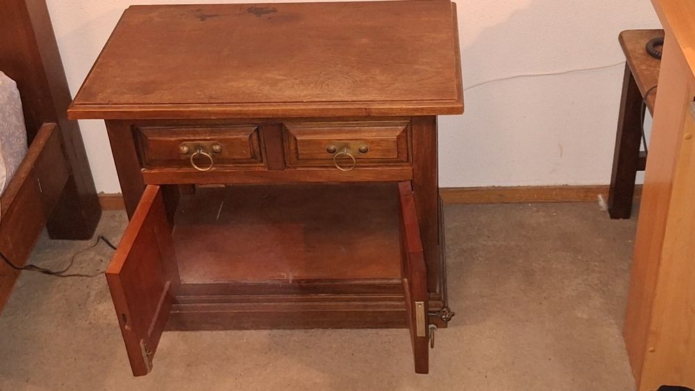 Mesa de cabeceira em madeira maciça