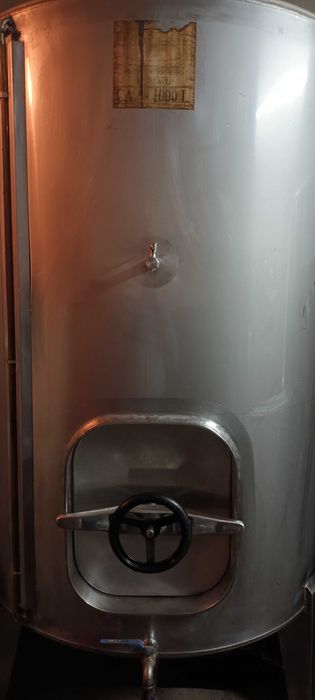 Cubas de inox com pouco uso de 1000L 400 euros cada.