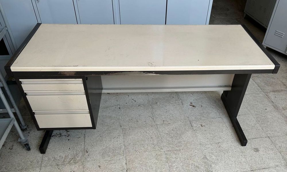 Secretárias de escritório em bom estado, várias medidas