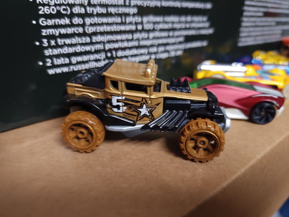 8 carrinhos HotWheels