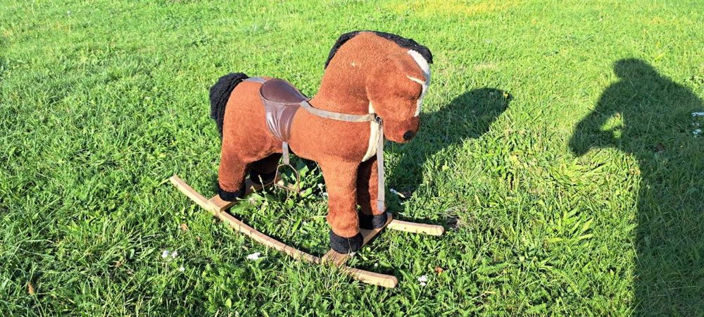 Stary, oryginalny, solidny konik na biegunach z PRL-u