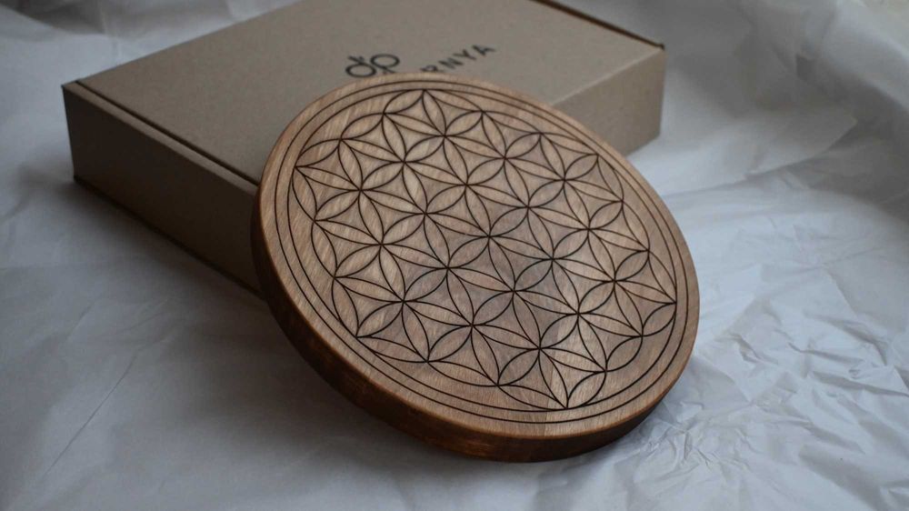 Дощечка з символом Квітка Життя