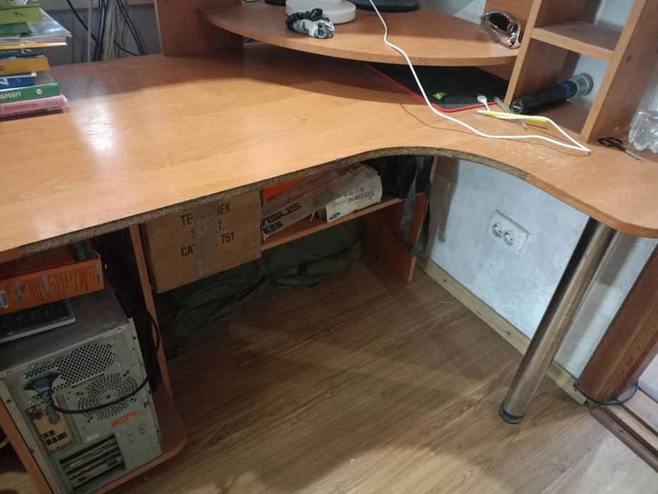 стіл комп'ютерний