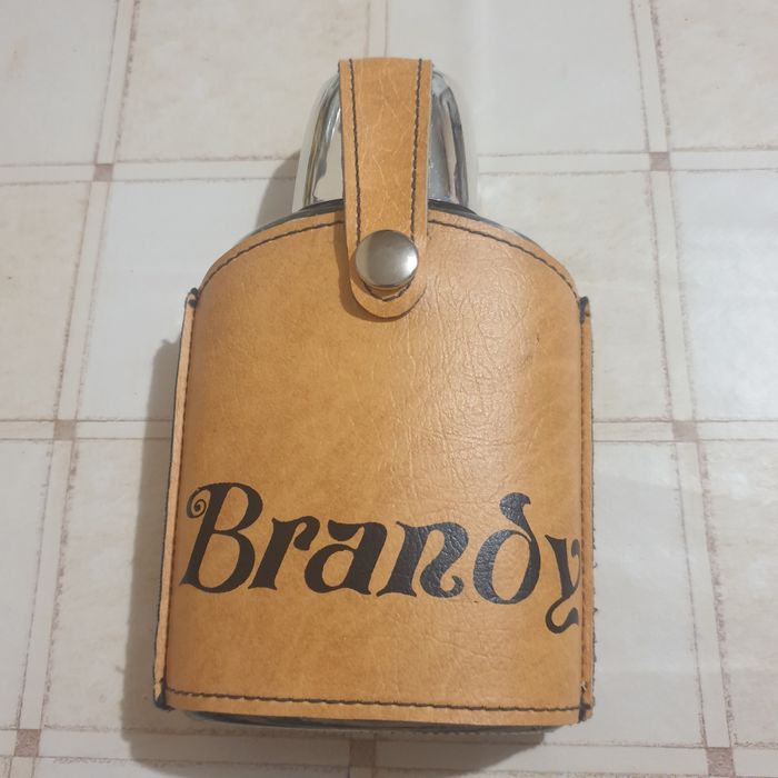 Стеклянная фляга.