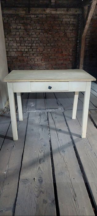 Biały stół z okresu PRL