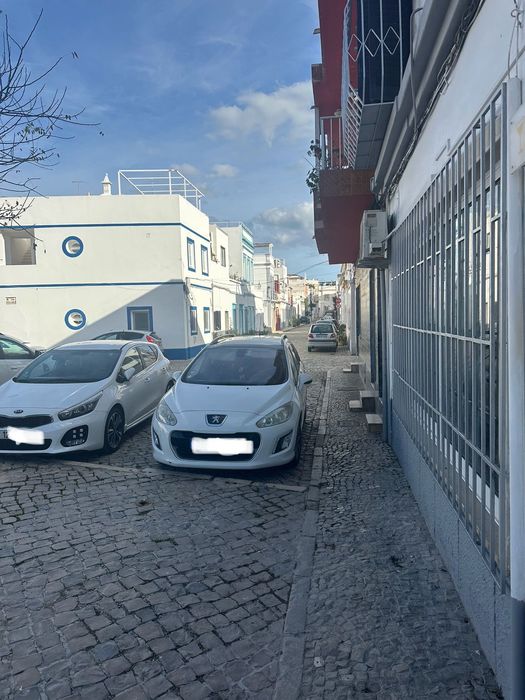 For Rent/ Arrenda se Espaço Comercial - Olhão