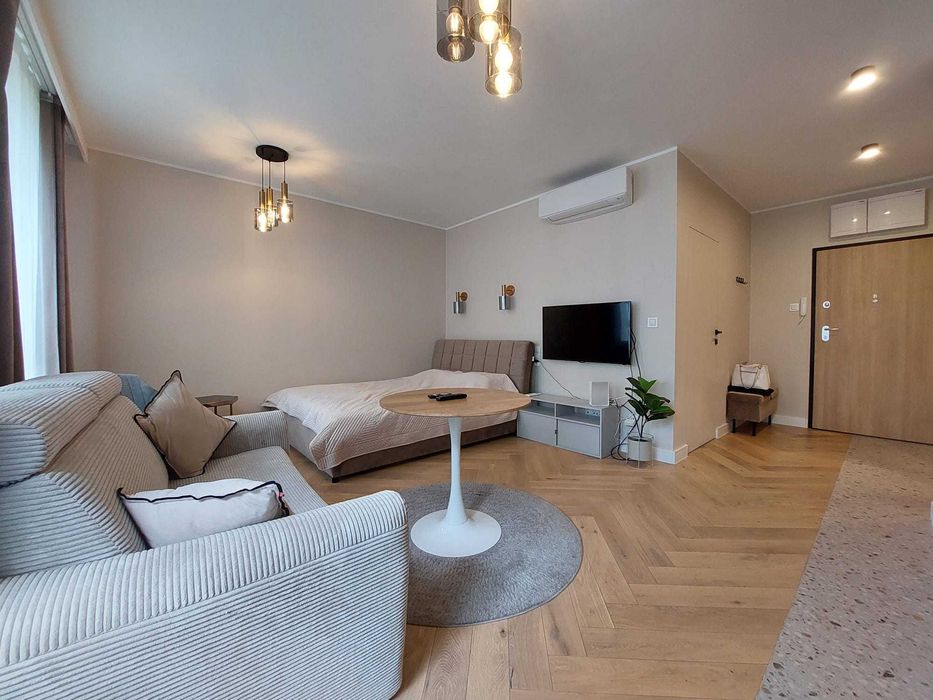 Ścisłe centrum, piękna kawalerka w apartamentowcu z 2022r. pow. 35m2.