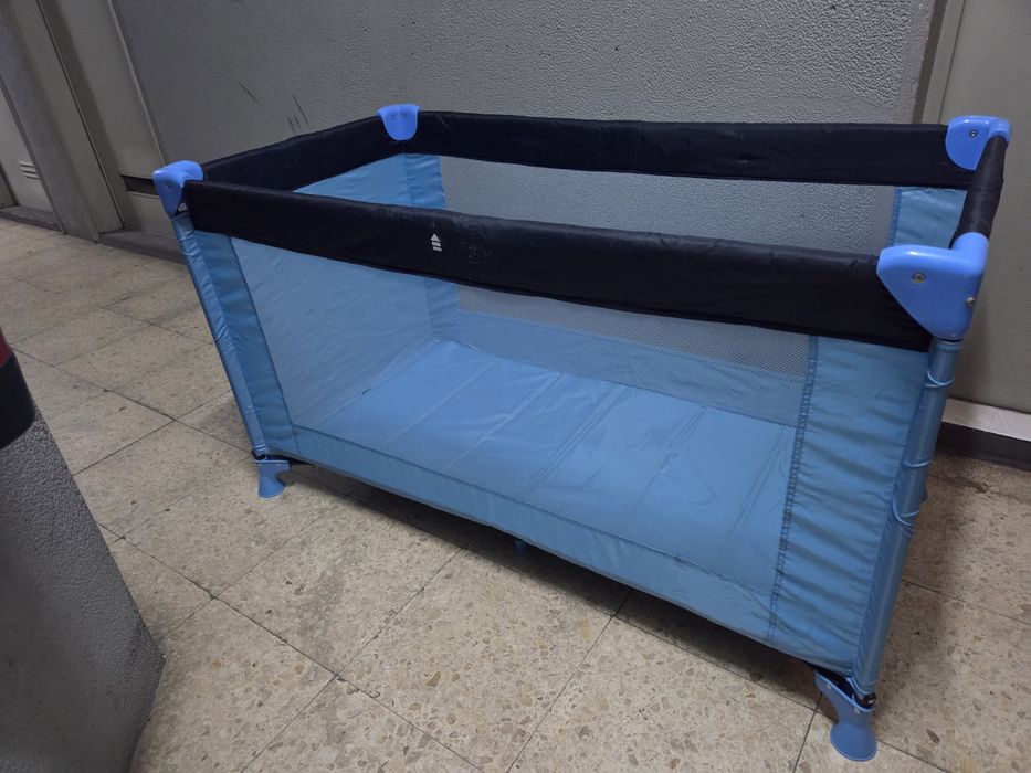 Berço de viagem e colchão