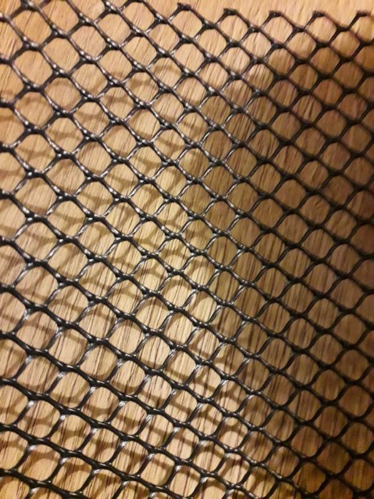 Siatka zabezpieczająca rynnę przede zapchaniem liśćmi