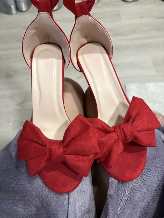 Босоніжки червоні замшеві