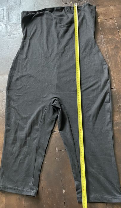 Kombinezon jednoczęściowy czarny z odkrytymi ramionami