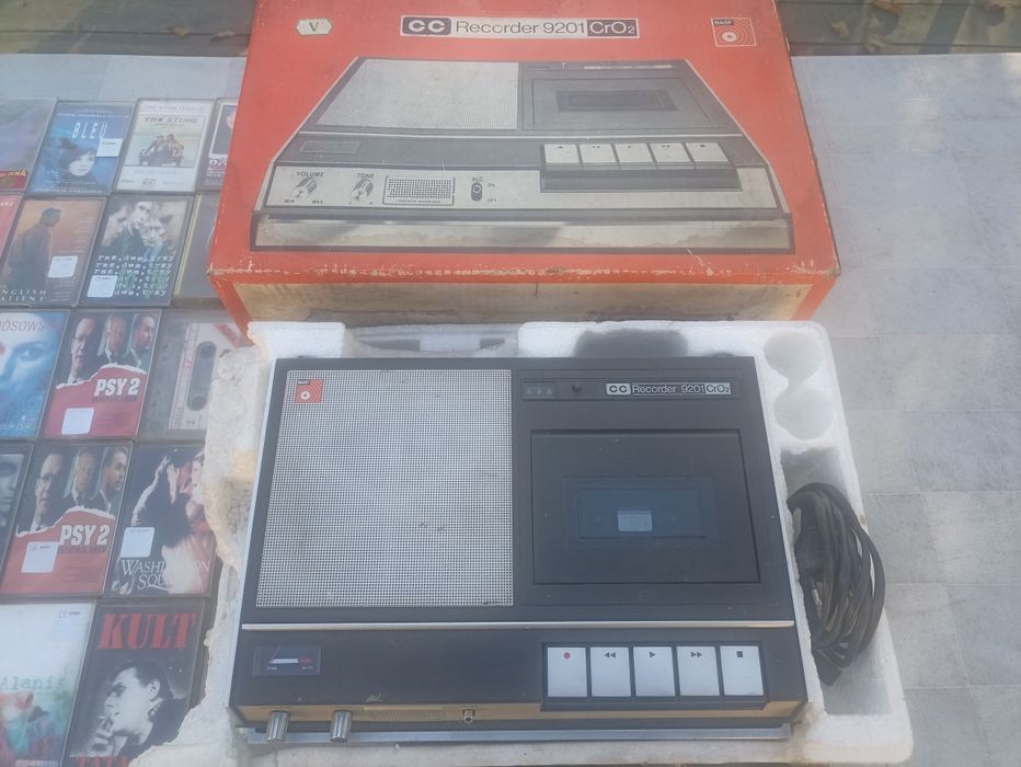 Magnetofon kasetowy plus sto kaset