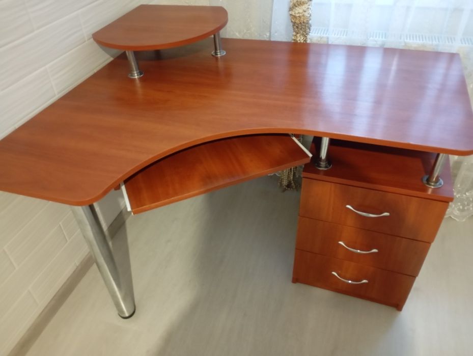 Продам комп'ютерний стіл.