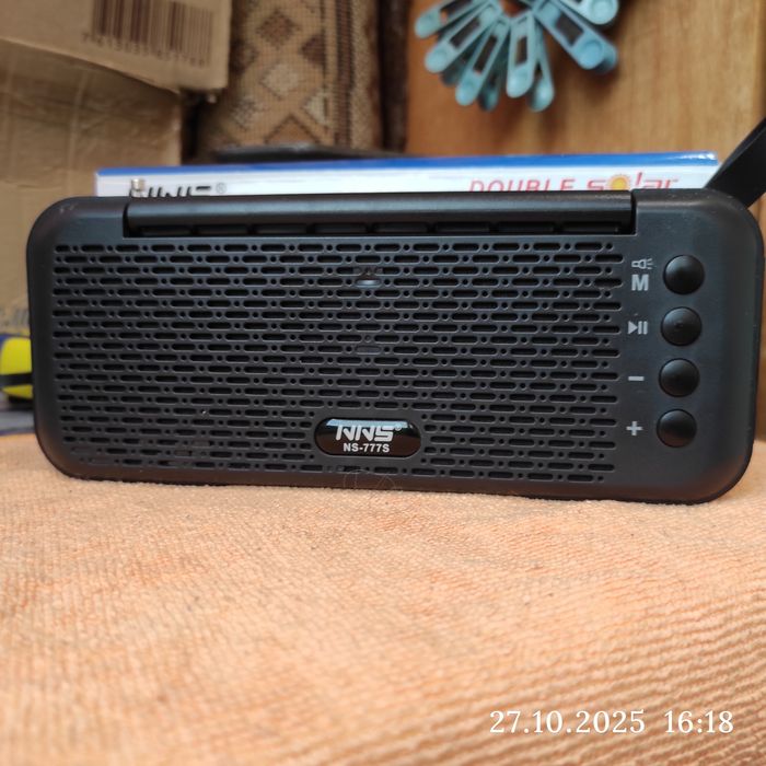 Музична колонка з радіо.