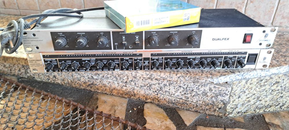 Equipamento rack Behringer